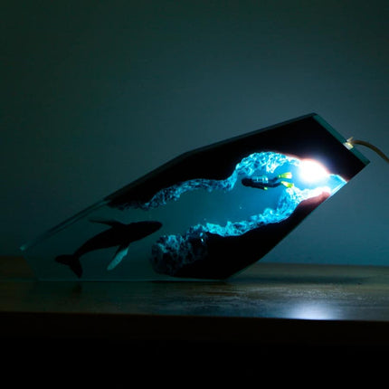 Lampada design balena in resina epossidica