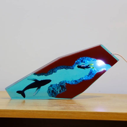Lampada design balena in resina epossidica