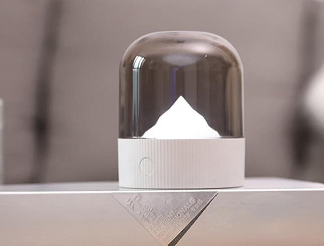 Luce notturna montagna innevata da comodino