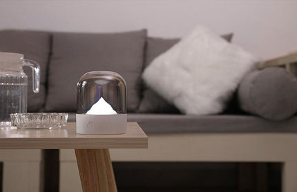 Luce notturna montagna innevata da comodino