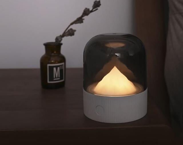 Luce notturna montagna innevata da comodino